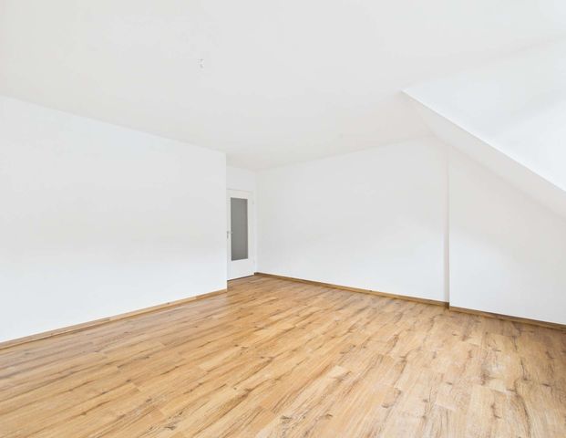Erstbezug nach Renovierung! Helle 3-Zimmer-Wohnung mit Balkon in zentraler Lage von Schönheide - Foto 1