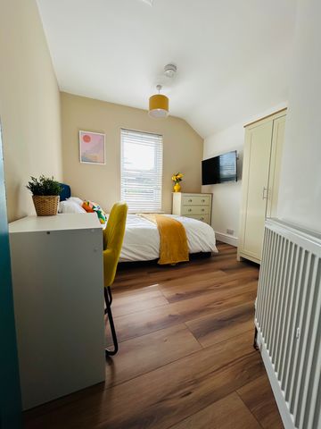 BEDROOM 6 – MEDIUM DOUBLE BEDROOM - Photo 2