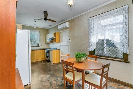 Spacious Family Home Close to West Lakes Shopping - Photo 3