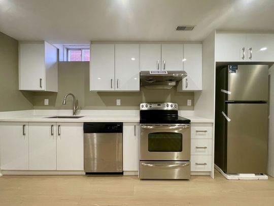 For Lease - 824 College Manor Drive Unit# Lower, Newmarket, Ontario - Photo 1