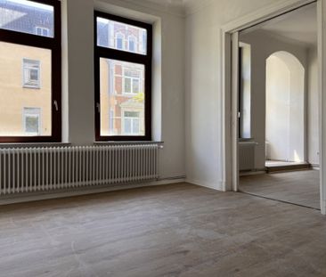Schicke Altbauwohnung in der Weserstraße - 3 ZKB, zwei Balkone, neu... - Photo 1