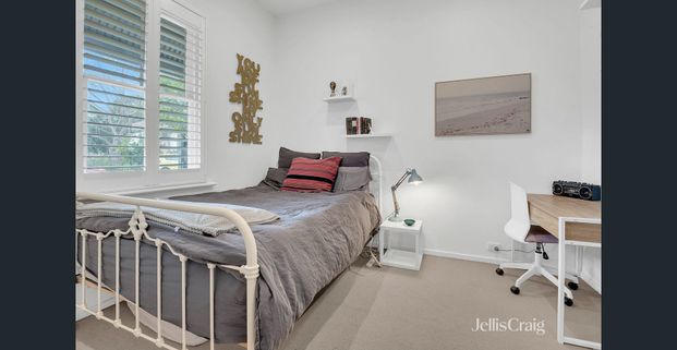 Three Bedroom Plus Study/Second Living Room in Newport - Photo 1