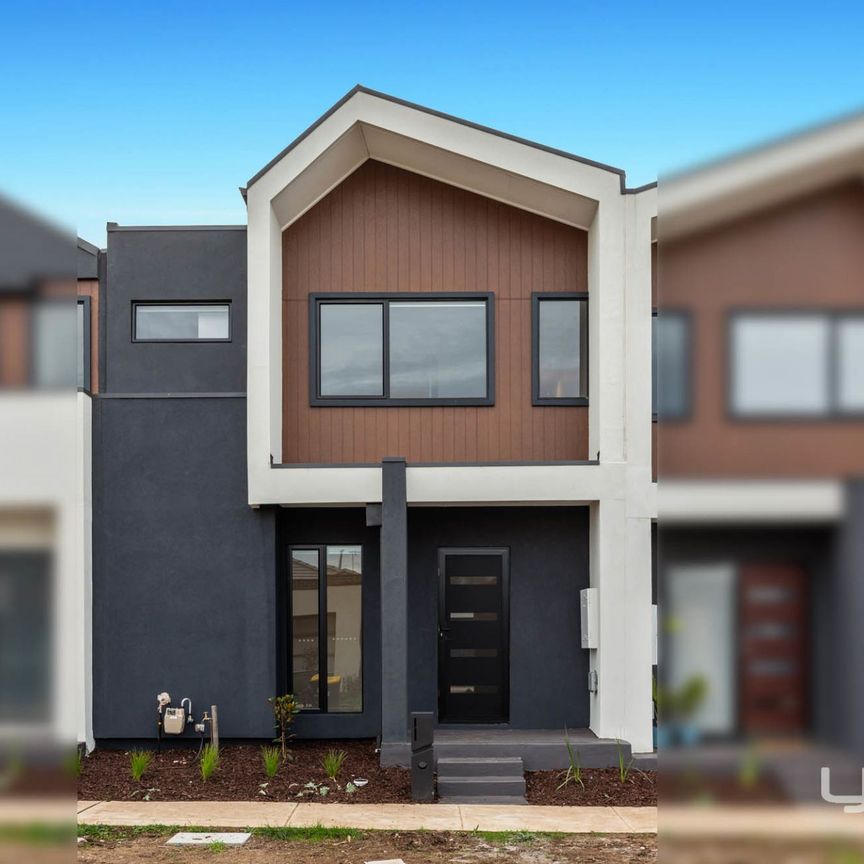 4 BEDROOM TOWNHOUSE - Photo 1