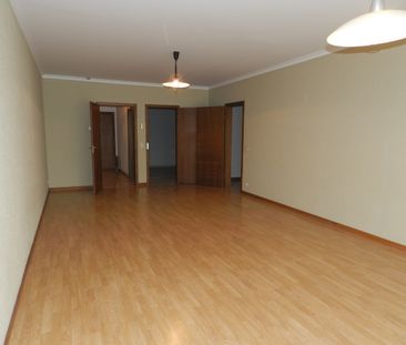 Ruim éénslaapkamer-appartement te huur in Ieper met terras - Photo 1