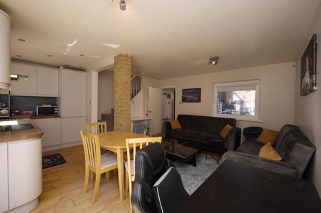 2 Bed End Terrace, St. Michaels Close, E16 - Photo 2