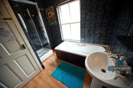 4 bedroom terraced house to rent - Photo 5
