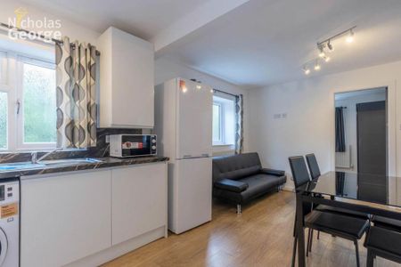 3 bedroom flat to rent - Photo 2