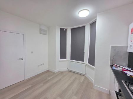 1 bedroom flat to rent - Photo 2
