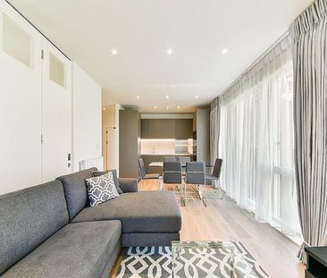 A modern and spacious 2 bedroom flat in Royal Arsenal Riverside SE18. - Photo 2