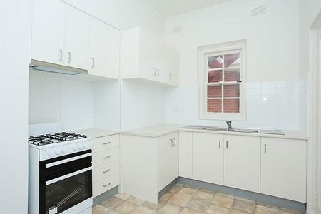 Spacious Ground Floor Period Apartment in Prime Hawthorn Locale - Photo 3
