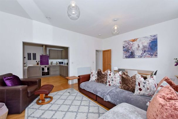 All inclusive short let. Beautifully designed duplex apartment in centre of Henley for short lets, from one week. All bills included. - Photo 1