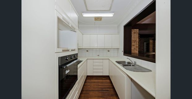 Large Family Home in Quiet Street - Freshly Painted Throughout! - Photo 1