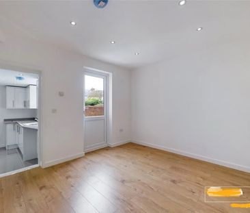 3 Bed Terraced House, Donnington Gardens, RG1 - Photo 1