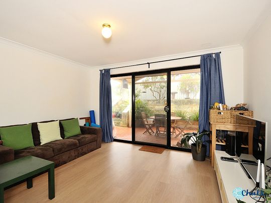 BEAUTIFULLY PRESENTED FAMILY HOME!! - Photo 1