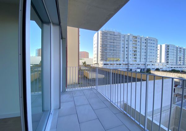 Apartamento T1 para Arrendamento com Varanda e Lugar de Estacionamento em Paranhos