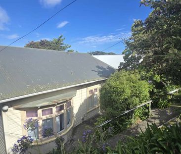 REPAINTED AND READY TO GO spacious 5x bedroom, 2x bathroom upstairs... - Photo 3