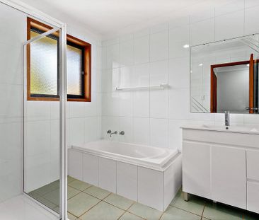 Stylish Three-Bedroom Townhouse - Photo 4