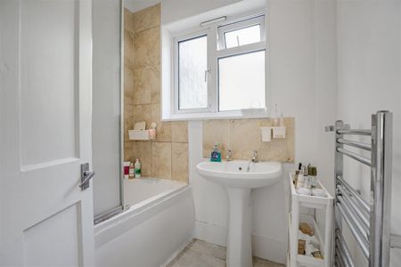 House To Let - Photo 5