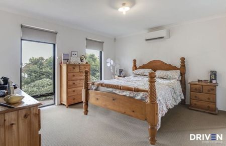 Family Comfort & Entertainer's Delight – Poolside Living in Banksia Grove - Photo 4