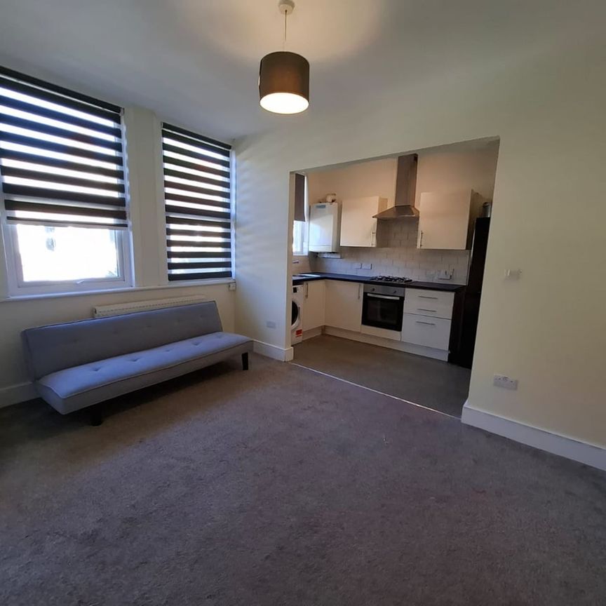 3 Bed Flat, Salterford Road, SW17 - Photo 1