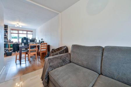 3 bedroom flat to rent - Photo 2