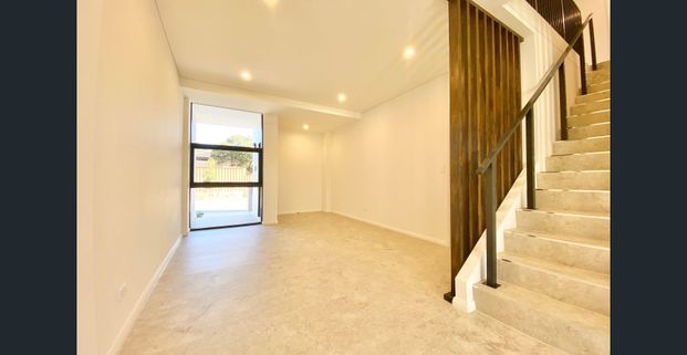 Modem Three bedrooms townhouse for leasing! - Photo 1