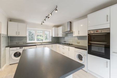 5 bedroom detached house to rent - Photo 3