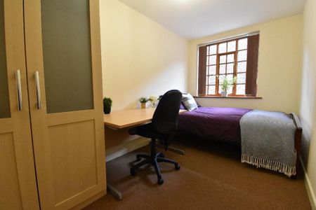 4 bedroom flat to rent - Photo 4