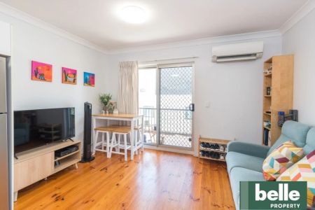 Stylish Second-Floor Apartment in Vibrant Stones Corner - Photo 2