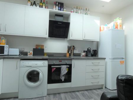 1 bedroom in a flat share to rent - Photo 4