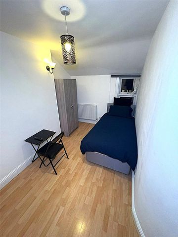 1 bedroom in a house share to rent - Photo 2