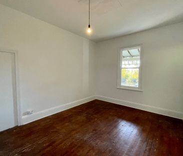 Centrally Located One Bedroom Flat! - Photo 1