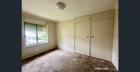 THREE BEDROOM FAMILY HOME WITH SWIMMING POOL - Photo 2