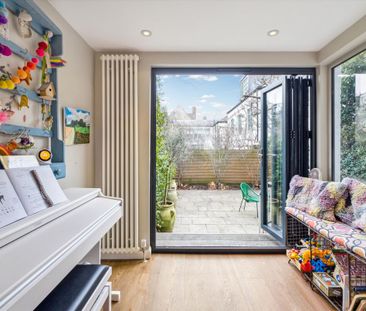 A stunning, bright, spacious and rarely available six bedroom famil... - Photo 1