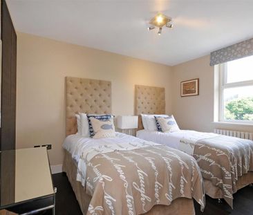 3 bedroom flat to rent - Photo 4