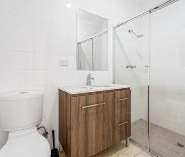 Contemporary & Convenient, Private One Bedroom Flat - Photo 2