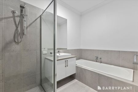Modern Three Bedroom - Gardening Included - Photo 4