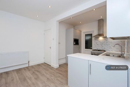 3 bedroom semi-detached house to rent - Photo 2