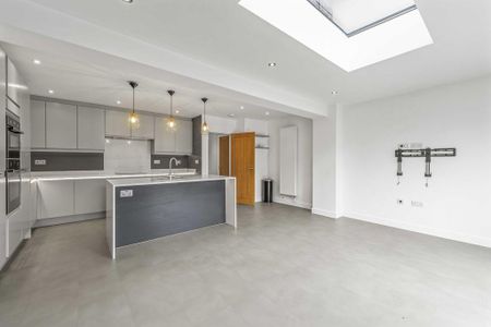 3 bedroom semi-detached house to rent - Photo 4