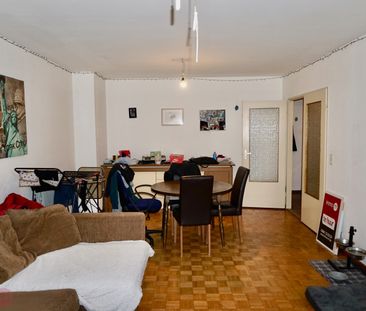 Centraal gelegen appartement met 2 slaapkamers en autostaanplaats. - Photo 2