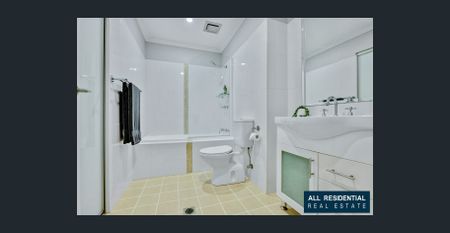 Seaside Serenity and Urban Sophistication Await: 2BR Apartment in Wollongong's Prime Location! - Photo 4