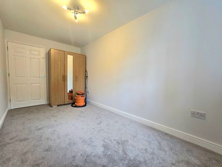 2 Bedroom Apartment, Macmillan Way, London - Photo 2