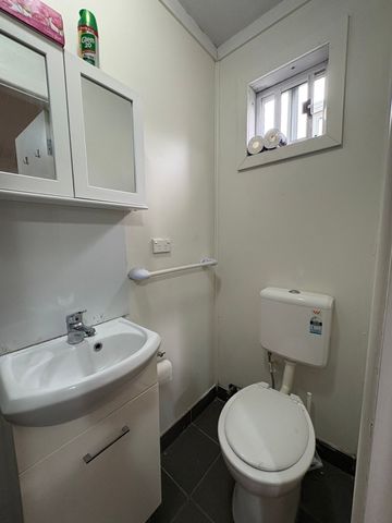 SPACIOUS SELF CONTAINED UNIT IN PRIME LOCATION - Photo 5