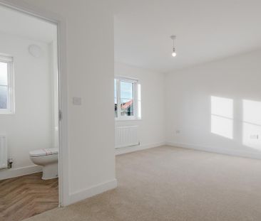 4 bedroom detached house to rent - Photo 2