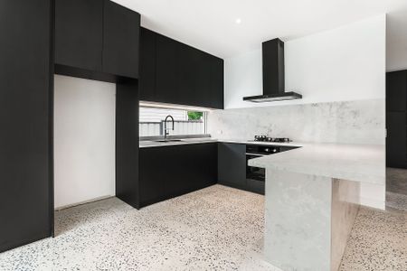 Stunning Three Bedroom Duplex - Photo 4