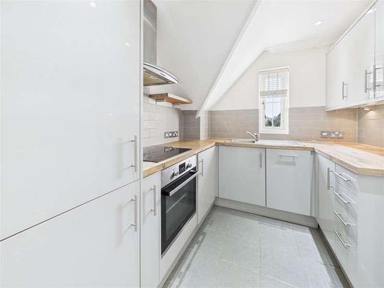 Monument Green, Weybridge, KT13 - Photo 1