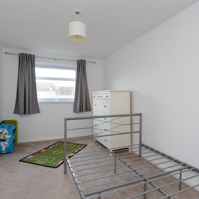 4 bedroom end of terrace house to rent - Photo 1