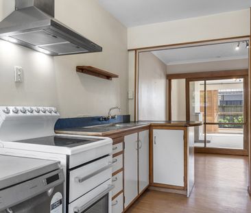 Sunny Two Bedroom Apartment in Merivale - Photo 2