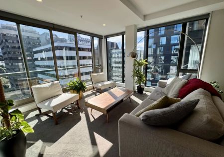 A beautifully presented, light and bright two bedroom apartment - Photo 2