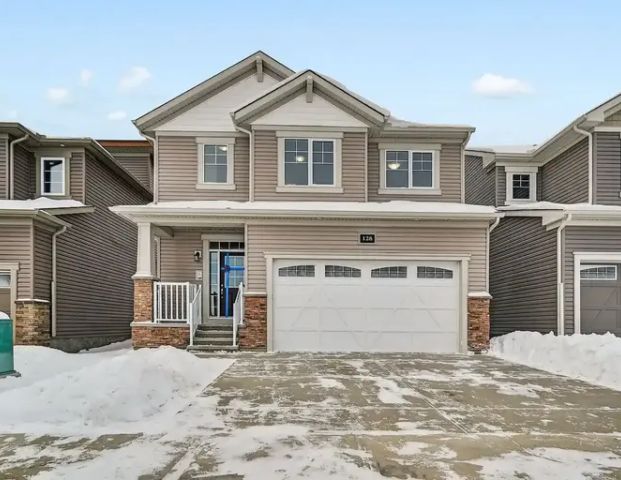 Executive home with 3 Bed 3 Bath, double garage on a quiet street | Carringford Rd NW, Calgary - Photo 1